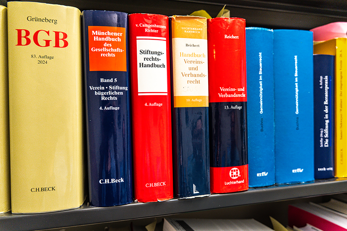 Bücherwand mit Gesetzen