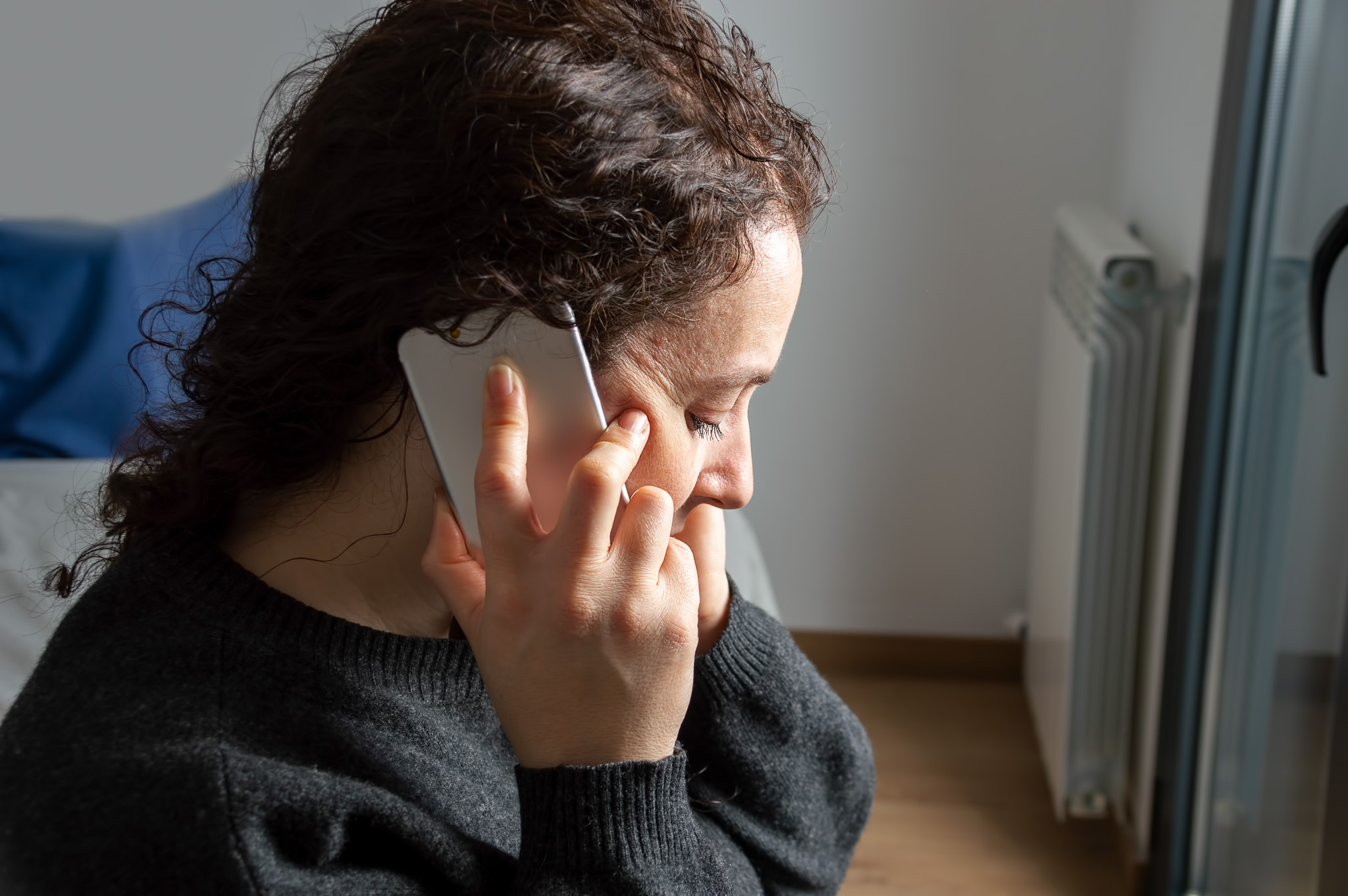Frau am Telefon