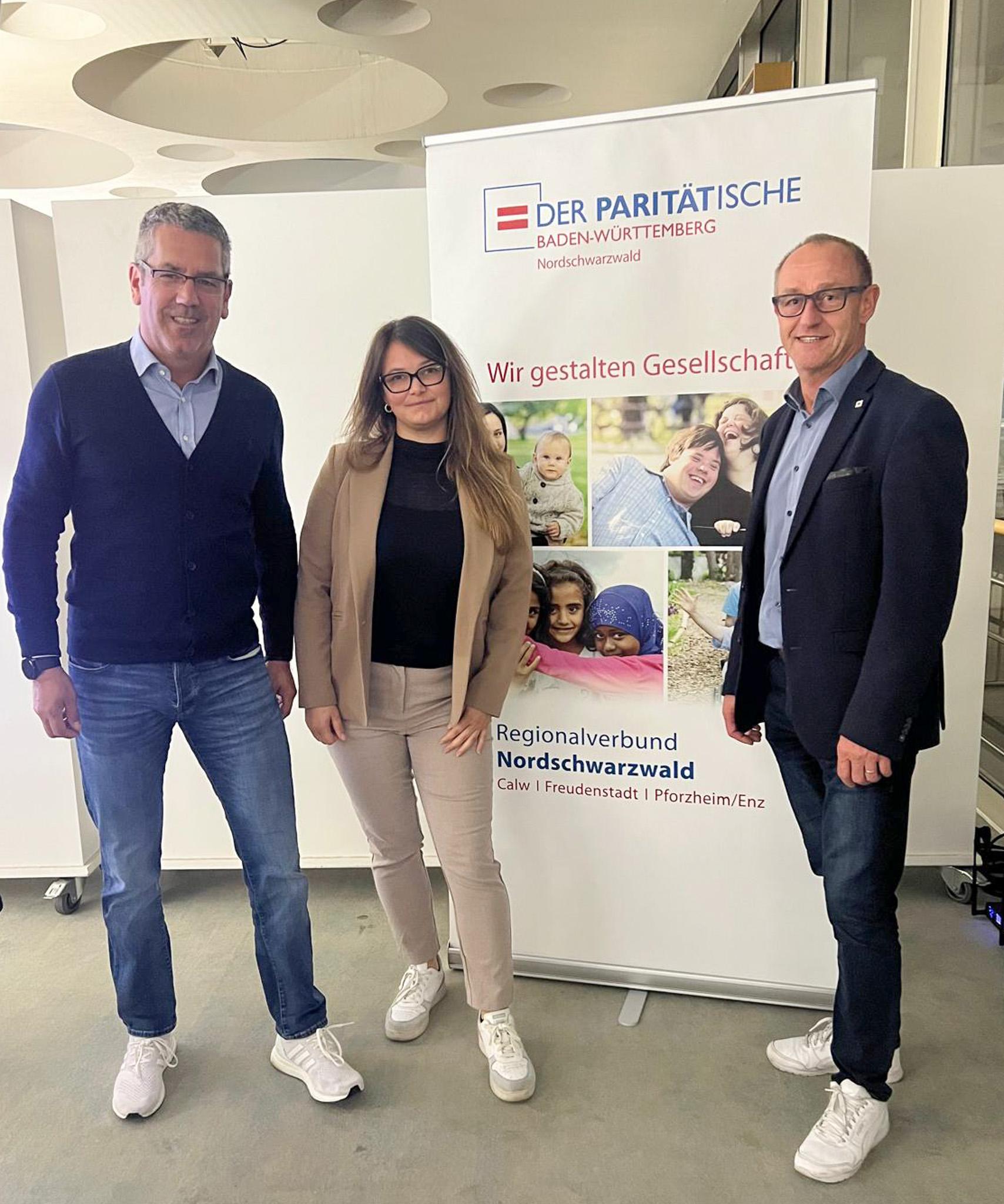 3 Personen vor dem Rollup des Regionalverbund Nordschwarzwald