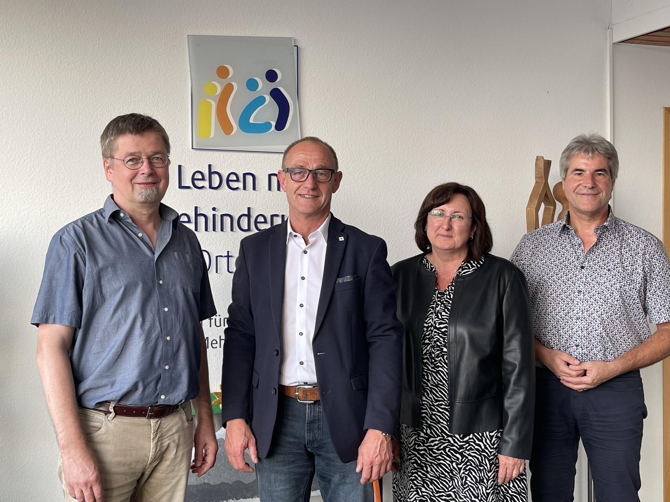 4 Personen vor einer weißen Wand