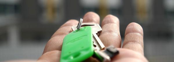 Schlüssel auf ausgestreckter hand