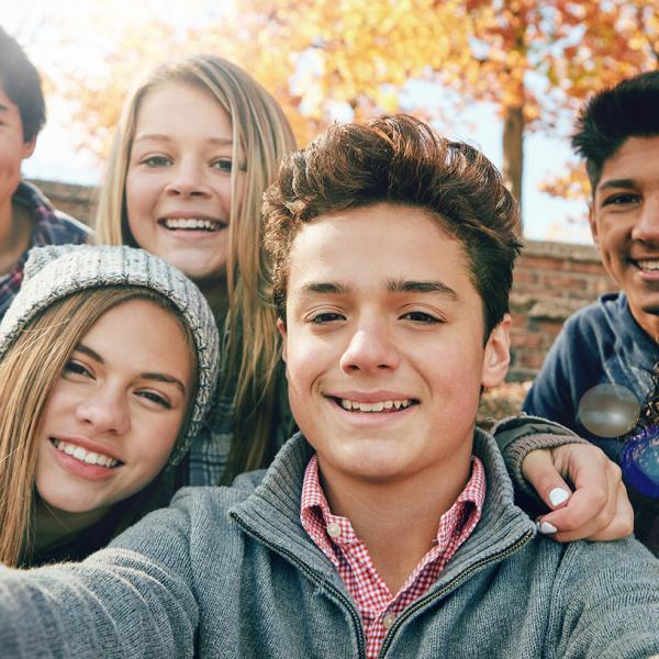 Eine Gruppe Teenager macht ein Selfie