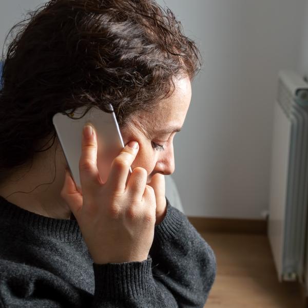Frau am Telefon