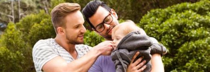 zwei Männer und ein Baby