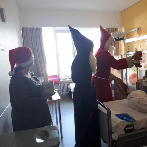 Nikolaus und Knecht Ruprecht verteilen Geschenke auf der Station