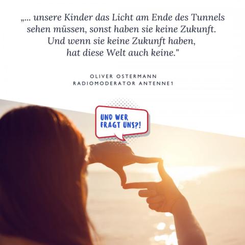 Junge Frau schaut in den Sonnenaufgang