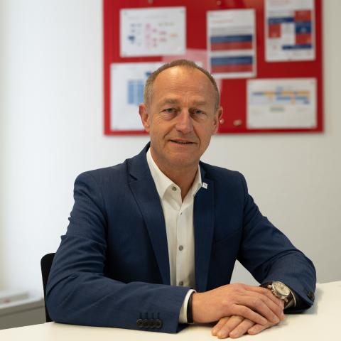 Ulf Hartmann, der Vorstand des Paritätischen Baden-Württemberg, sitzt an seinem Schreibtisch