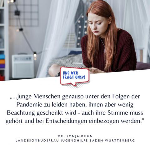 Teenager mit Handy auf dem Bett