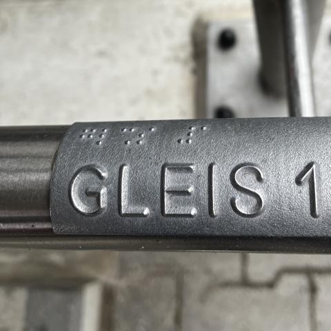 "Gleis 1" in erhabener, blindengerechter Schrift