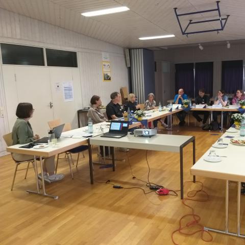 die Teilnehmenden der Versammlung sind zu sehen