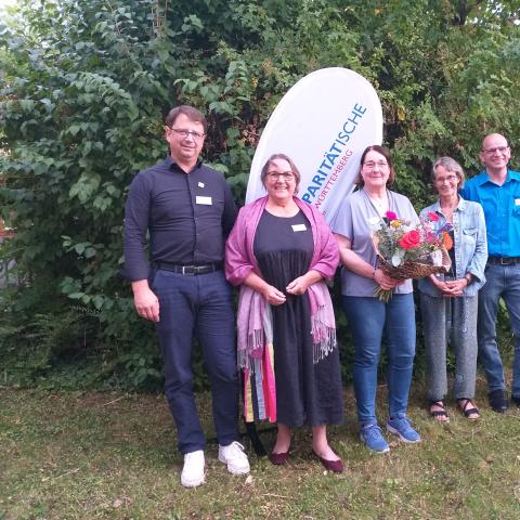 der Kreisvorstand steht vor dem Paritätischen Logo: Herr Gerber, Frau Schöning-Kalender, Frau Röder, Frau Gerth, Herr Cronau