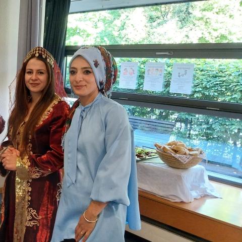 zwei Frauen vor einem Buffet