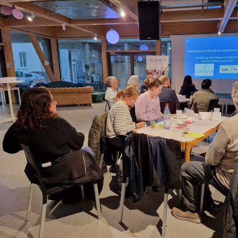 viele Personen in einem Tagungsraum