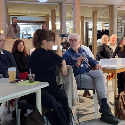 viele Personen in einem Tagungsraum