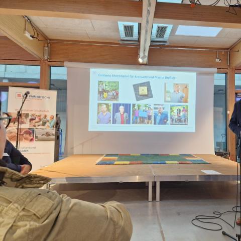 Redner in einem Tagungsraum