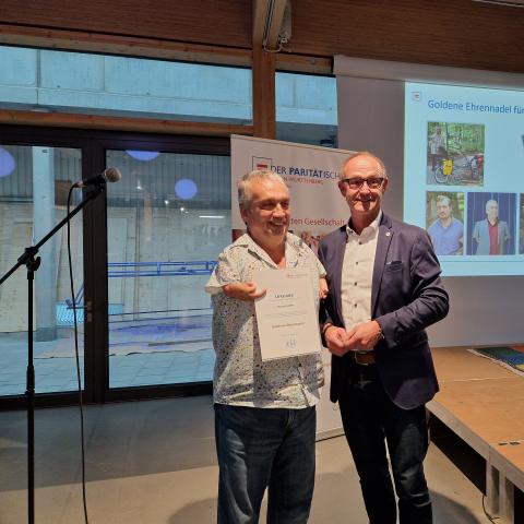 zwei Personen auf einer Bühne