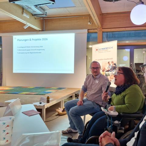 viele Personen in einem Tagungsraum