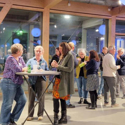 viele Personen in einem Tagungsraum