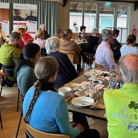 Menschen lauschen einem Redner