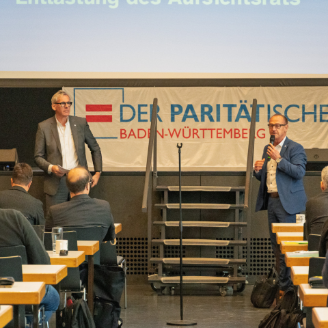 Holger Wilms und Ulf Hartmann vor der Bühne