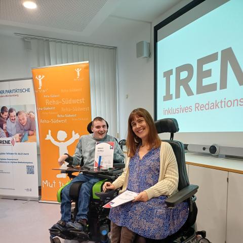 Frau Welsch übergibt ein Zertifikat an einen Teilnehmer