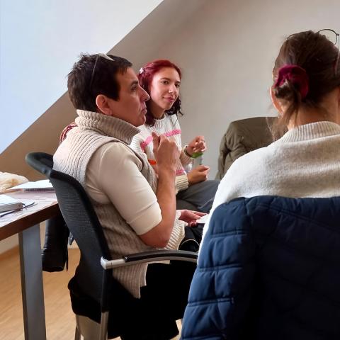 mehrere Teilnehmende in der Gruppenarbei