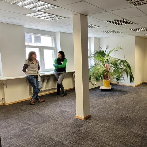 Übungen im Zweierteam - die Personen teilen sich im Raum auf