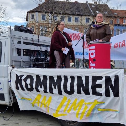Dr. Claudia Schöning-Kalender steht auf der Ladefläche eines Autos am Rednerpult und spricht