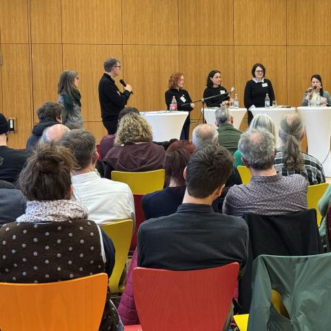 Kandidierende mit Publikum von hinten