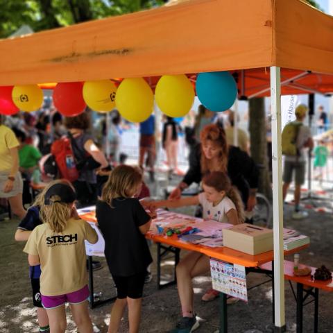 Infostand des Inklusionsbeirats mit Kindern davor