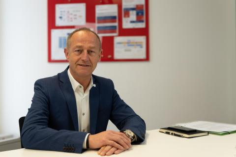 Ulf Hartmann sitzt am Schreibtisch