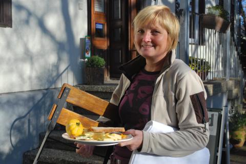 Frau mit einer Käseplatte