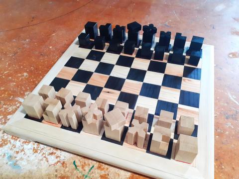 Schachbrett mit weißen und schwarzen Figuren