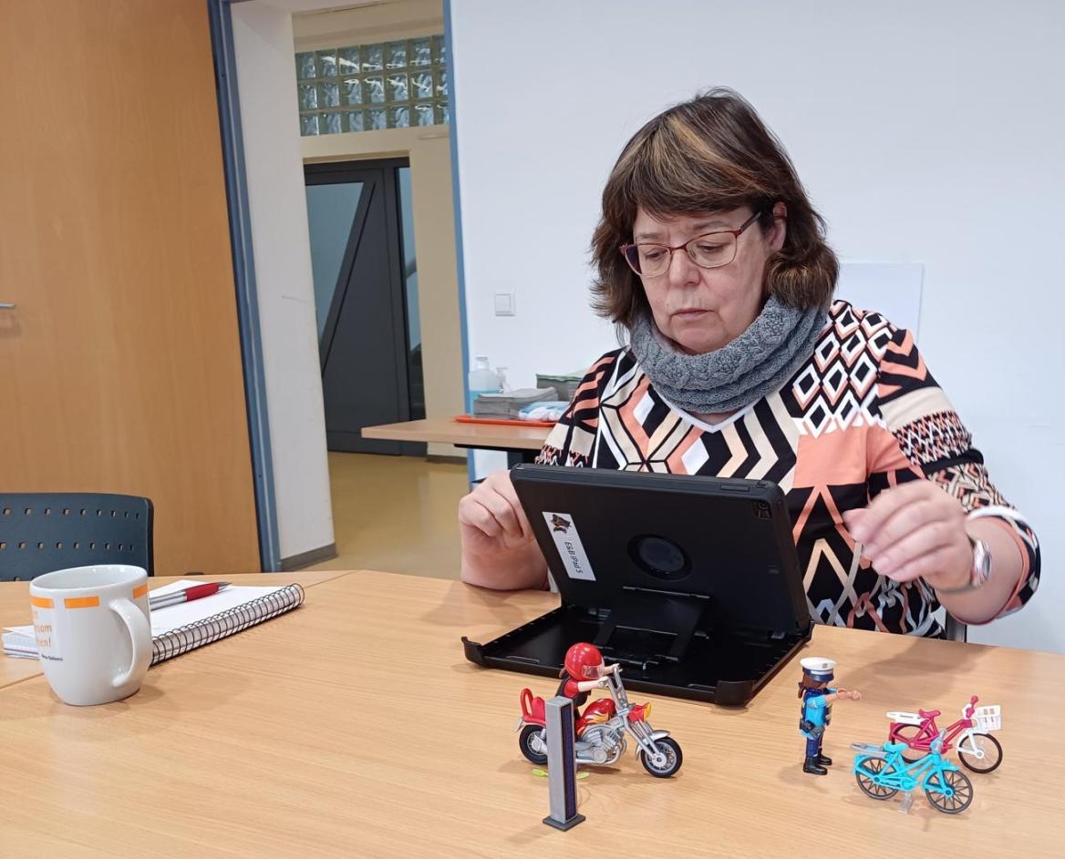 Teilnehmerin bei der Prokuktion eines Stop Motion Fims