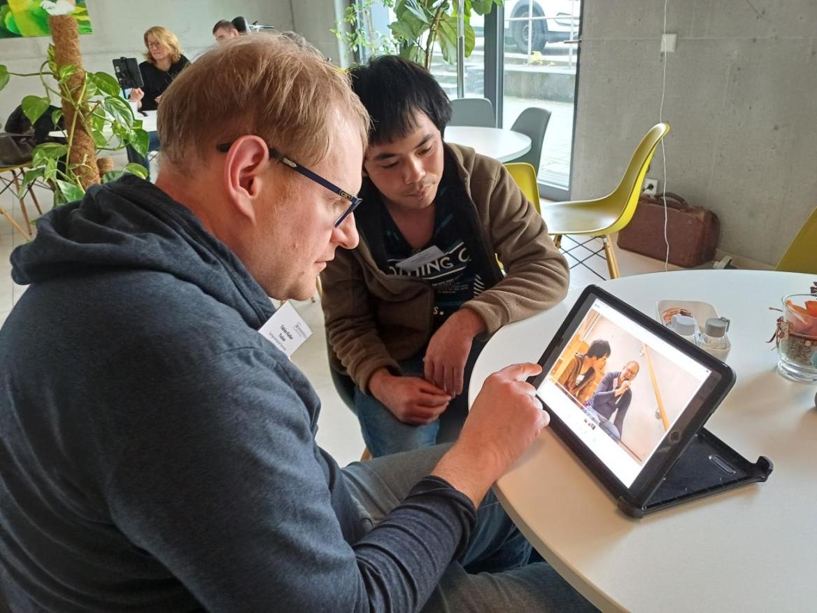 Zwei IRENE Teilnehmer erkunden die Videofunktionen eines Tablets