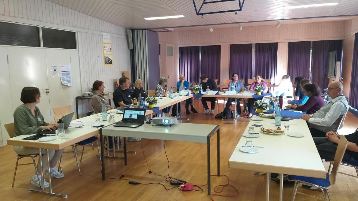 die Teilnehmenden der Mitgliederversammlung