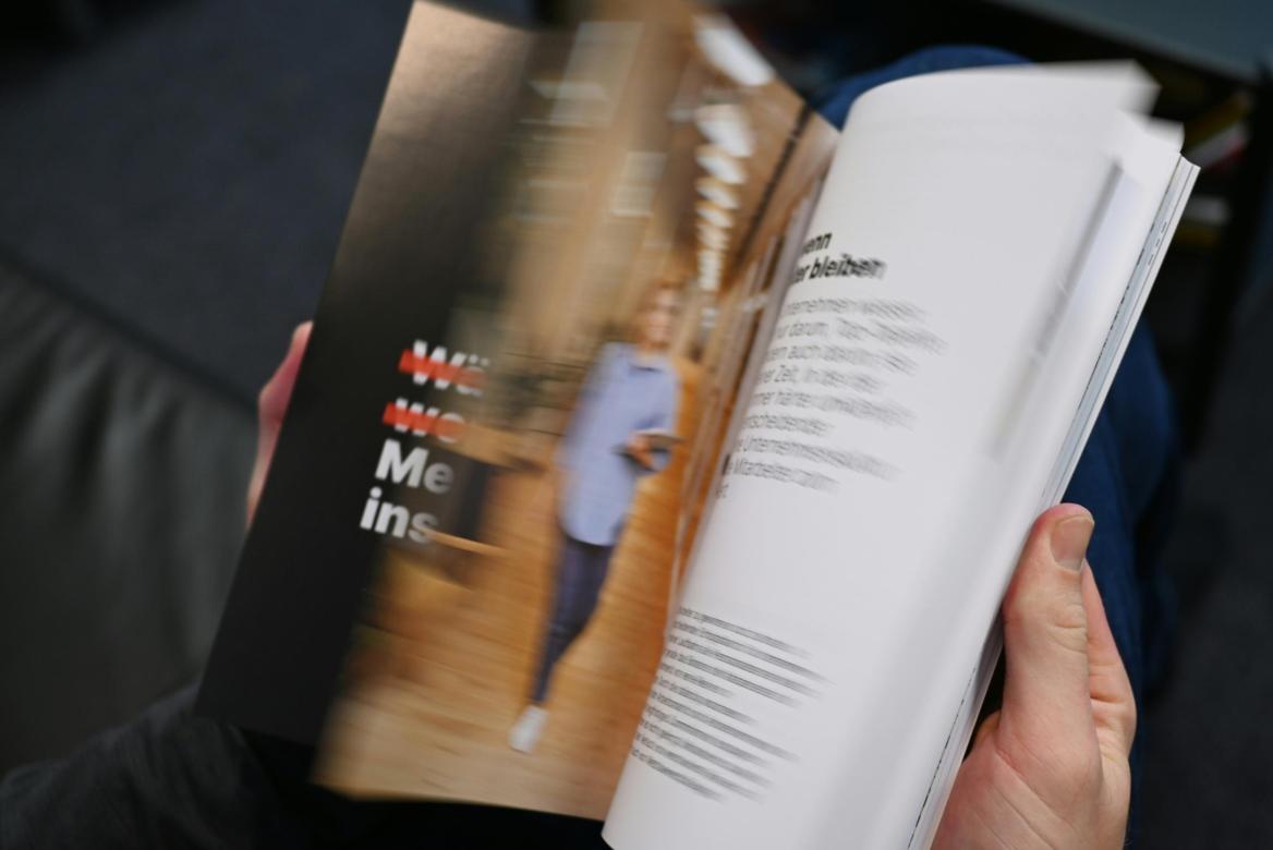 Hände blättern in einem Magazin