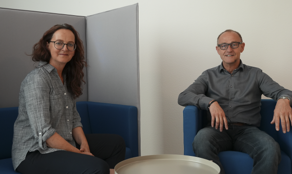 Manuela Mayer und Ulf Hartmann in einer blauen Sitzecke