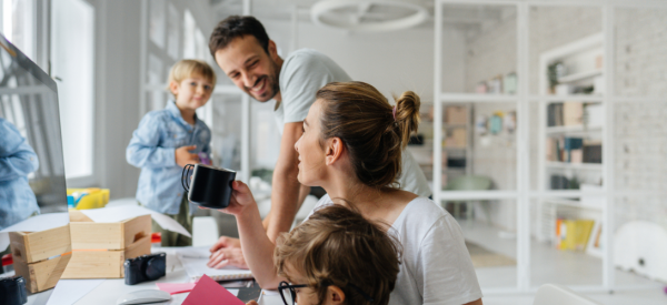 Familie mit Kindern im Büro