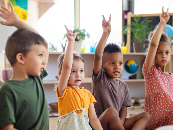 Kinder strecken die Hände in die Höhe