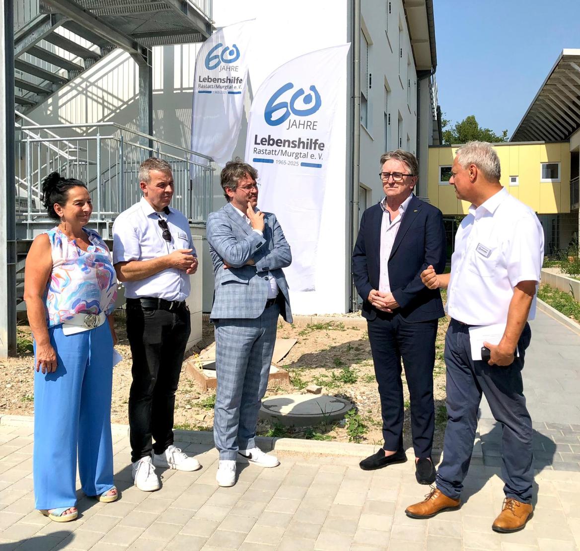 Landes-Sozialminister Manne Lucha (2.v. rechts) und Landrat Prof. Dr. Christian Dusch (3. V. rechts) werden von Prof. Dr. Rupert Felder, Vorsitzender der Lebenshilfe und den beiden Geschäftsführern Hans D. Reinwald und Anja Strätling über den Neubau der Kombipflege in Niederbühl informiert. Foto: Sara Wörner