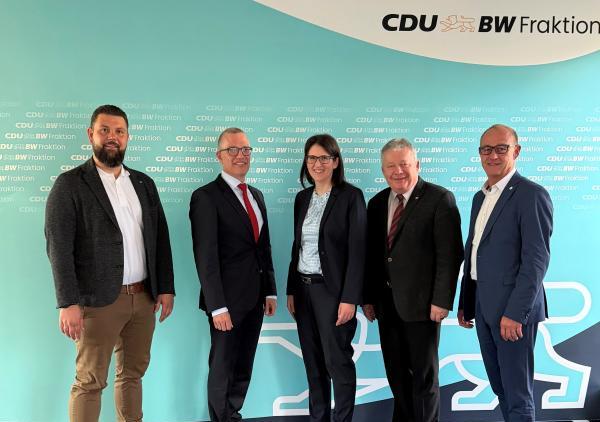 5 Personen vor einer mintfarbenen Wand, mit dem Logo der CDU 