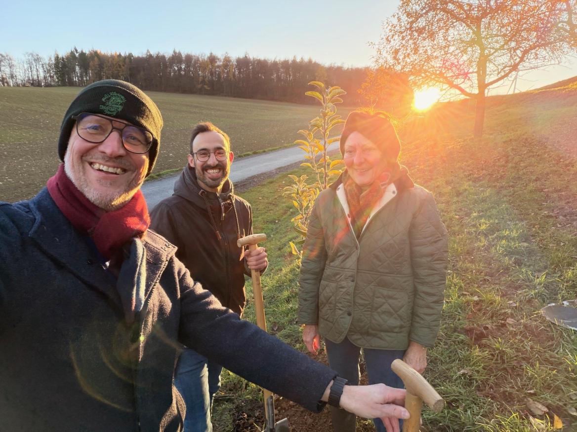 Kreisvorstand Main-Tauber pflanzt einen Apfelbaum