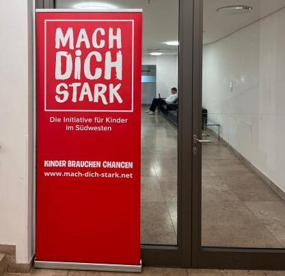 MAch dich  Stark Rollup in einem Hausflur