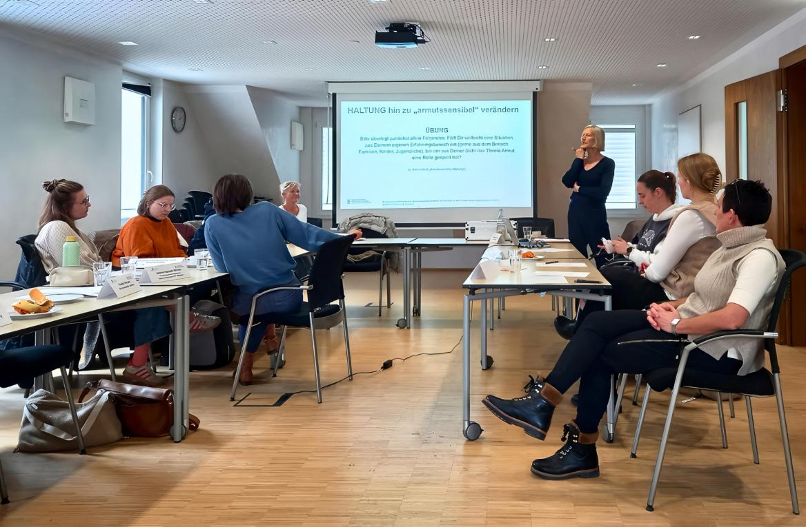 die Arbeitsgruppe vor einer Leinwand mit Dozentin