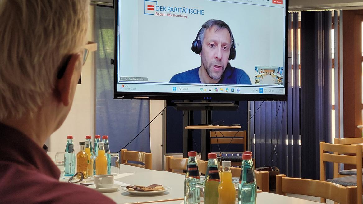 Michael Tränkle wird digital zugeschaltet zu einer großen Fachgruppe Eingliederungshilfe