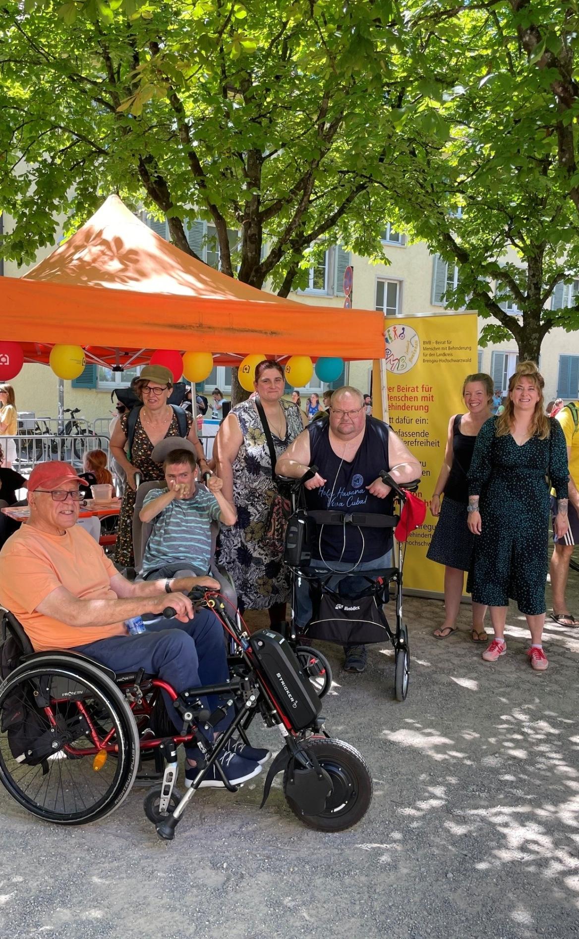 Julia Tamm und Annika Beutel (v. re.) mit Mitgliedern des Inklusionsbeirats Breisgau-Hochschwarzwald