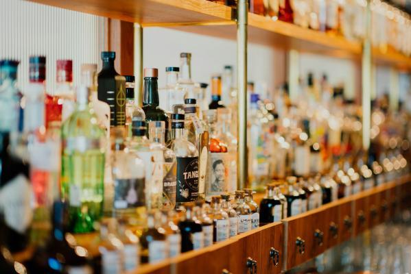 eine Regalreihe voller alkoholischer Getränke 