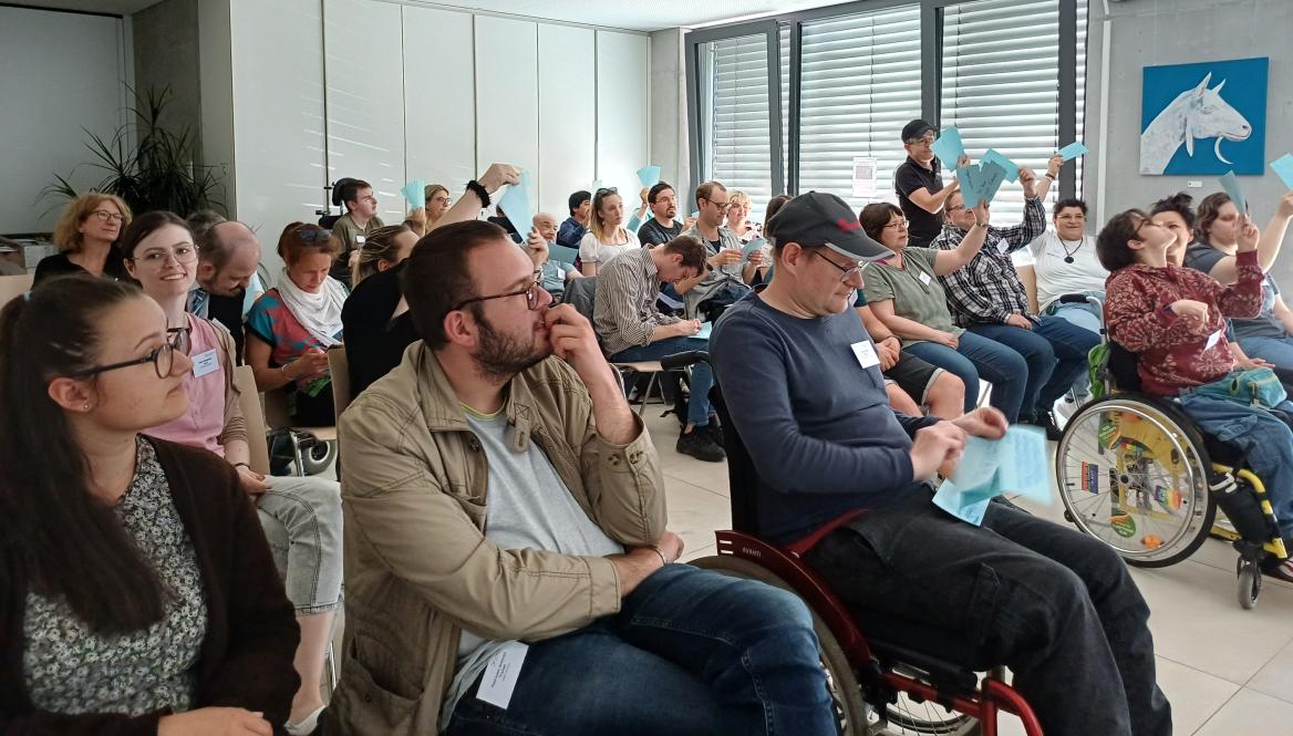 Teilnehmer*innen bei einem Workshop