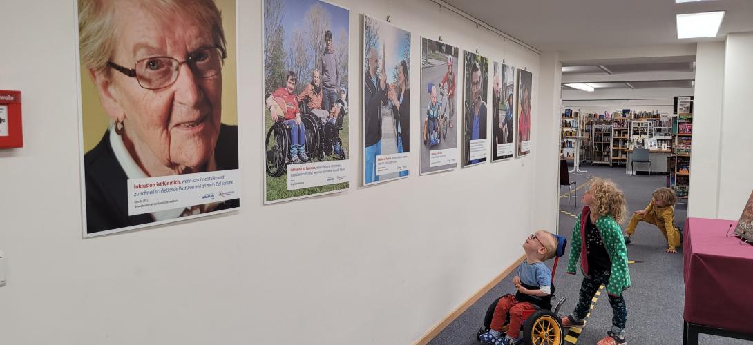 Eröffnung der Inklusionsausstellung: Kinder schauen sich die Bilder mit den Kommentaren an